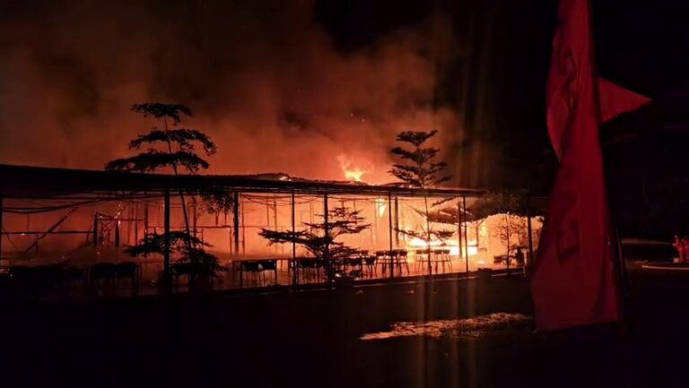 cafe terbakar