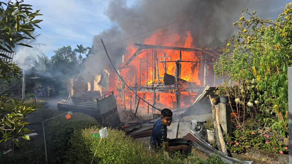 Rumah Kayu di Aceh Besar Ludes Terbakar, Dua Petugas Damkar Terluka Saat Memadamkan Api